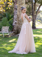 Vestido de baile comprido em tule com renda aplicada e decote em bico