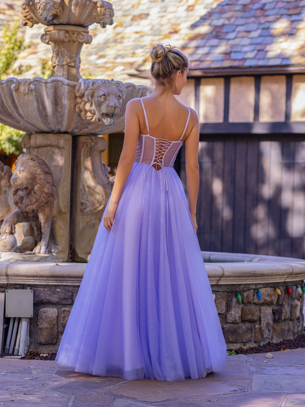 Vestido de baile comprido em tule com corpete e alças finas estilo espartilho