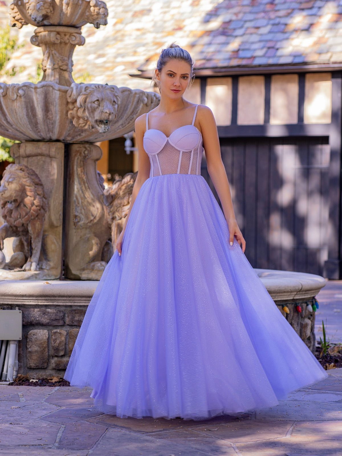 Vestido de baile comprido em tule com corpete e alças finas estilo espartilho