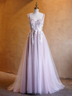 Abito da sera in tulle lilla con gonna a trapezio, scollo a cuore e strascico a spazzola
