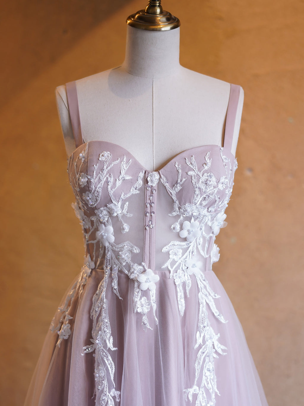 Abito da sera in tulle lilla con gonna a trapezio, scollo a cuore e strascico a spazzola
