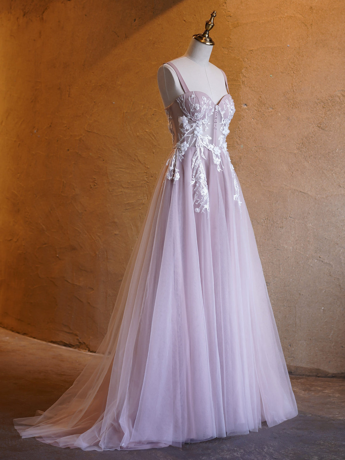 Abito da sera in tulle lilla con gonna a trapezio, scollo a cuore e strascico a spazzola