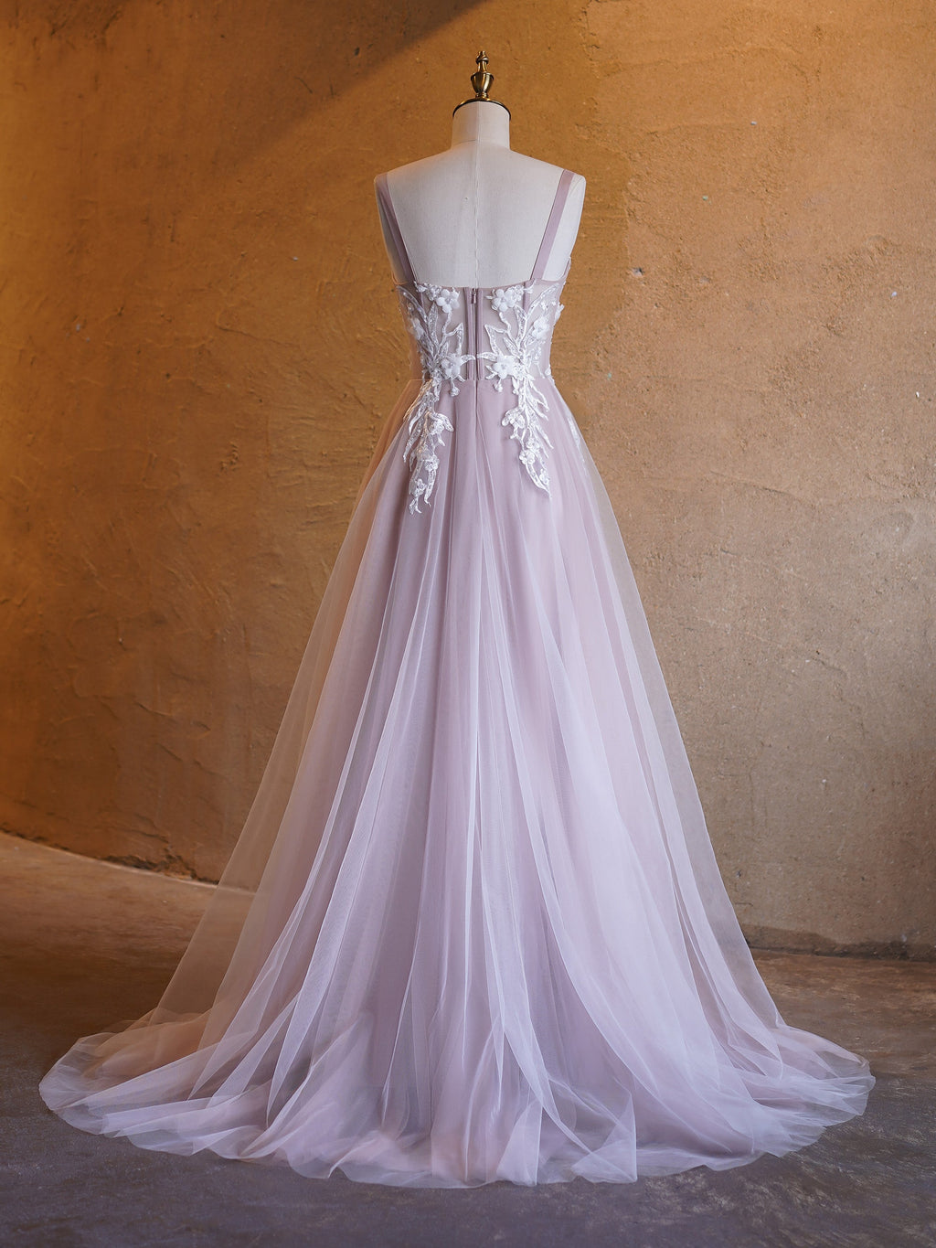 Abito da sera in tulle lilla con gonna a trapezio, scollo a cuore e strascico a spazzola