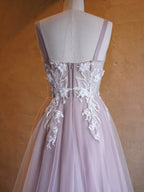 Abito da sera in tulle lilla con gonna a trapezio, scollo a cuore e strascico a spazzola