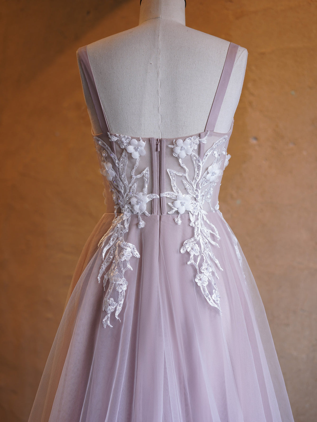 Abito da sera in tulle lilla con gonna a trapezio, scollo a cuore e strascico a spazzola