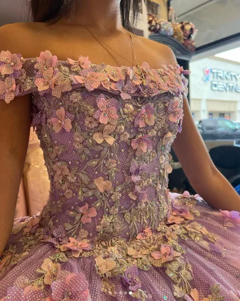 Vestido de Baile Elegante de Tule Brilhante com Aplicação de Alfazema, Ombros Descobertos, Flores 3D, Vestido de Princesa Doce para 15 Anos Y285