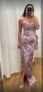 Vestido de fiesta formal de satén con corsé estampado fucsia y abertura frontal Y8458