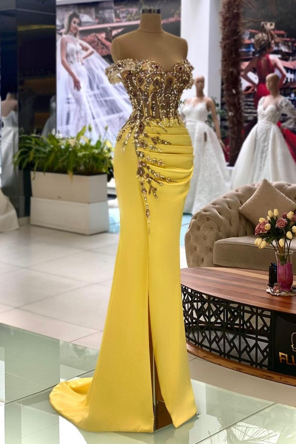 Hermosos vestidos de fiesta largos de satén con hombros descubiertos y corte sirena amarillo con abertura