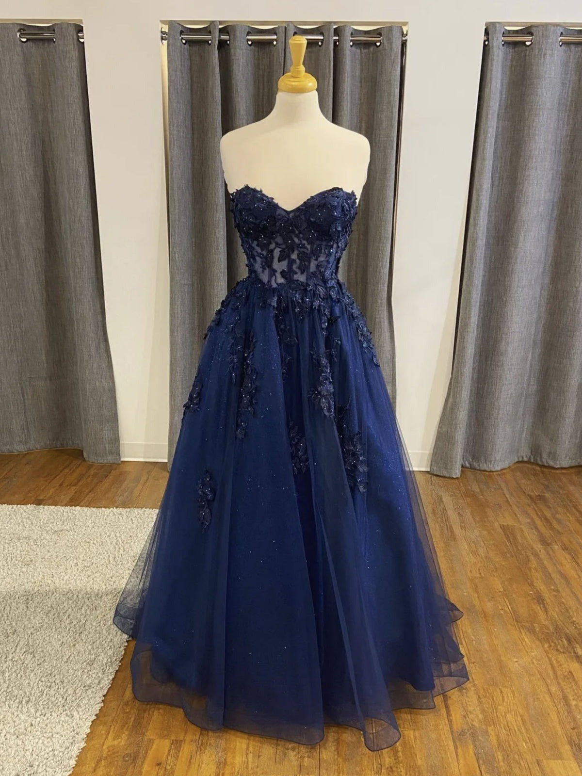 Vestidos de Baile Formais Longos em Azul Marinho Escuro com Saia em A de Tule, Renda e Costas Descobertas