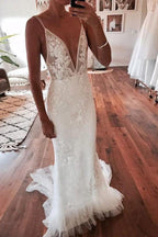 Vestido de Noiva Marfim com Decote Profundo em V, Estilo Sereia, Costas Descobertas e Renda