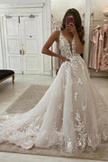 Vestidos de novia de encaje con escote en V profundo, vestido de novia romántico con cola