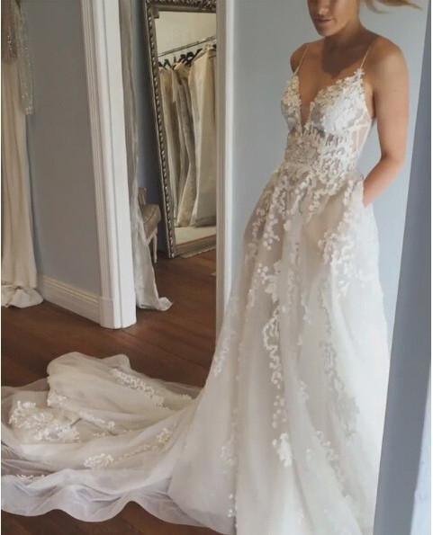 Tiefer V-Ausschnitt Spaghettiträger Strandhochzeitskleid Brautkleid
