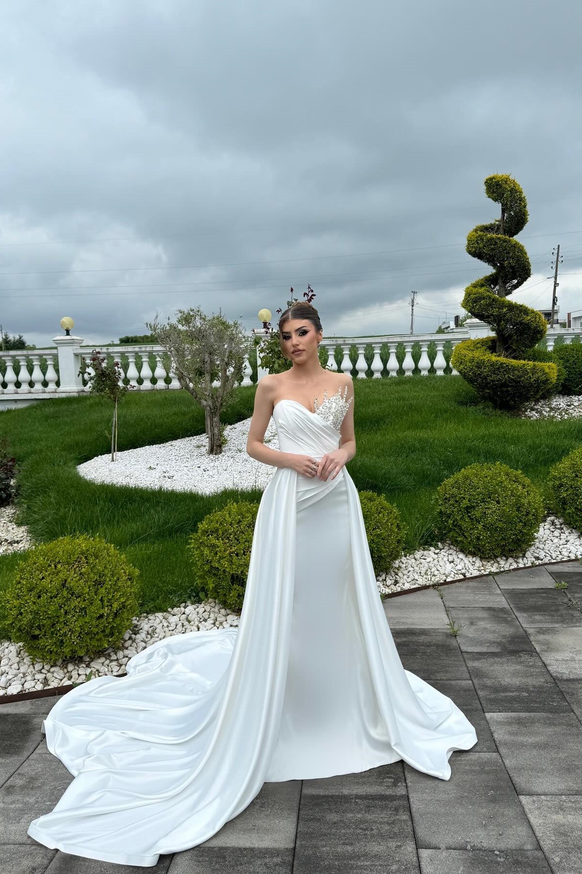 Vestido de Noiva Branco em Cetim com Decote Coração, Sem Mangas, Linha A e Aplicações de Brilhantes