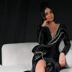 Abito da sera nero in raso con collo a V, maniche lunghe, colonna e strass, disegnato da stilista