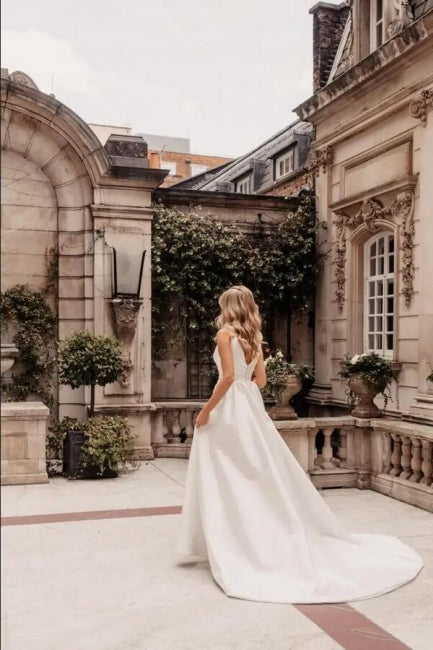 Vestido de Noiva Simples de Cetim, Sem Mangas, Decote em V, Corte Longo em Linha A, com Fenda