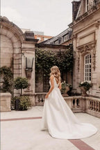 Vestido de Noiva Simples de Cetim, Sem Mangas, Decote em V, Corte Longo em Linha A, com Fenda