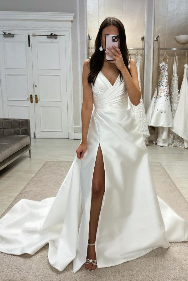 Vestido de Noiva Simples de Cetim, Sem Mangas, Decote em V, Corte Longo em Linha A, com Fenda