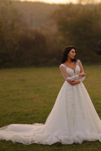 Abiti da sposa bianchi in pizzo con scollo a V, linea ad A lunga e maniche lunghe, di stilista