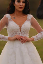 Abiti da sposa bianchi in pizzo con scollo a V, linea ad A lunga e maniche lunghe, di stilista