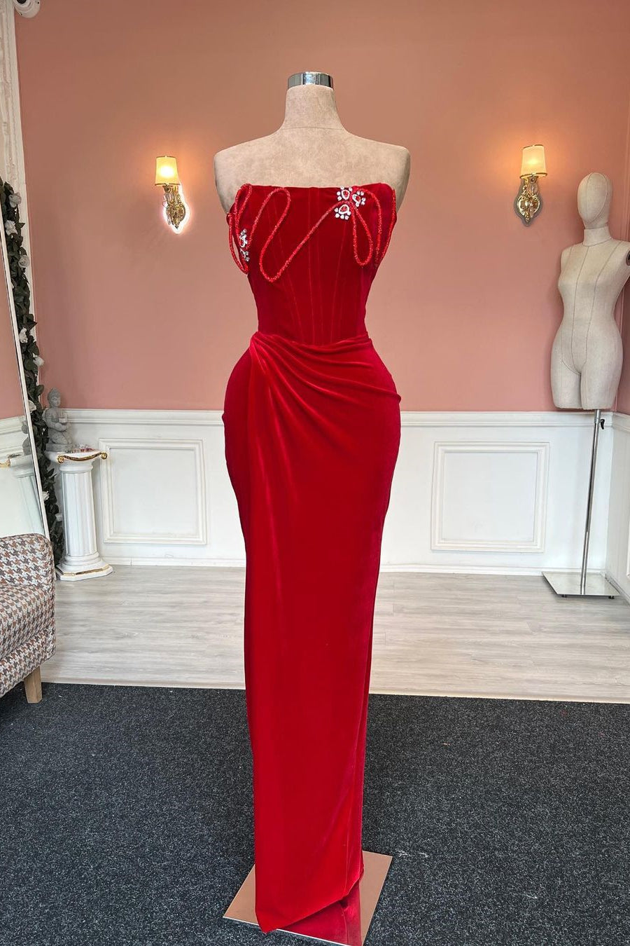 Vestido de fiesta de diseño con escote en V, largo y escote en V, de terciopelo rojo, sin tirantes y con pedrería.