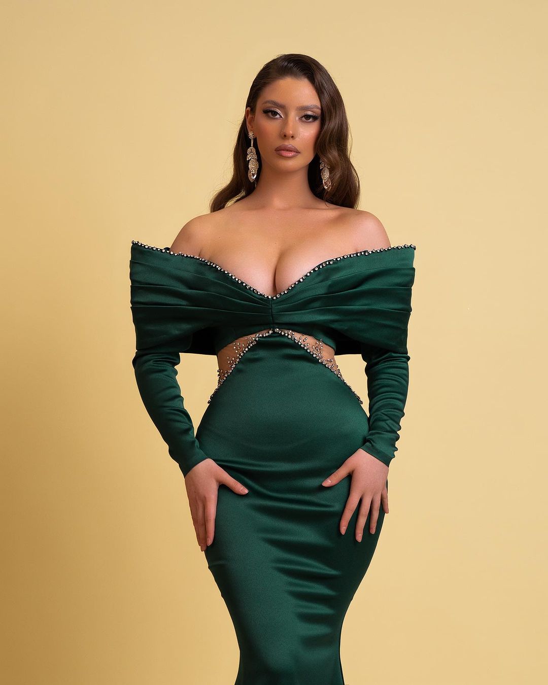 Abito da sera lungo verde scuro a sirena con scollo a barca e strass, maniche lunghe