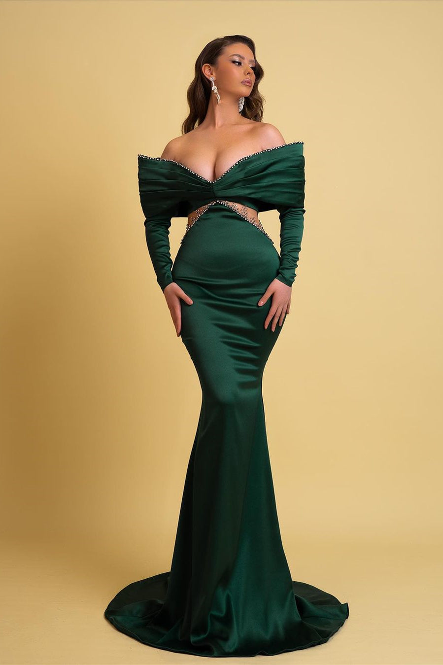 Abito da sera lungo verde scuro a sirena con scollo a barca e strass, maniche lunghe