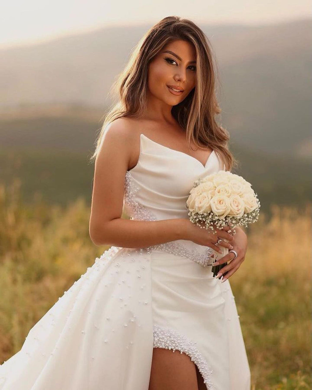 Vestido de Noiva Branco Longo em Linha A com Fenda Alta, Sem Mangas, Decote em V, Cetim, Vestidos Nupciais