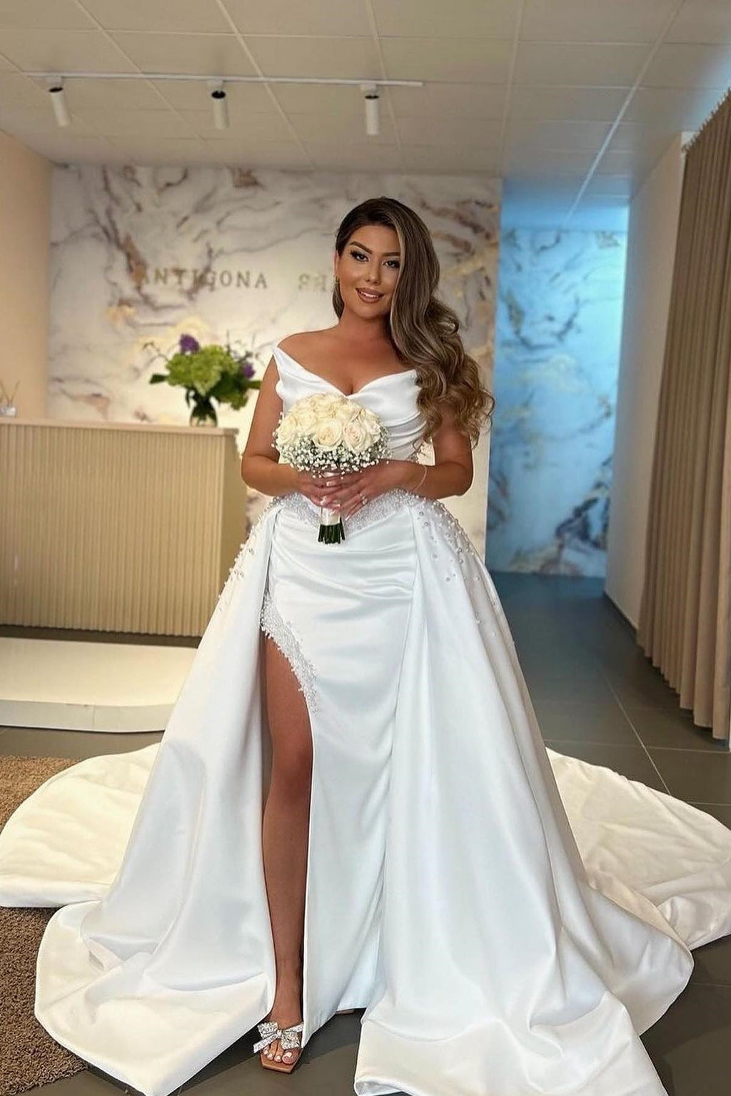 Vestido de Noiva Branco Longo em Linha A com Fenda Alta, Sem Mangas, Decote em V, Cetim, Vestidos Nupciais