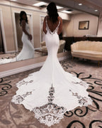 Vestidos de novia de diseñador con escote sirena, tirantes finos, sin mangas, apliques, encaje satinado, espalda abierta y cola