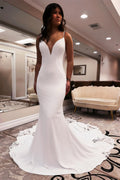 Vestidos de novia de diseñador con escote sirena, tirantes finos, sin mangas, apliques, encaje satinado, espalda abierta y cola