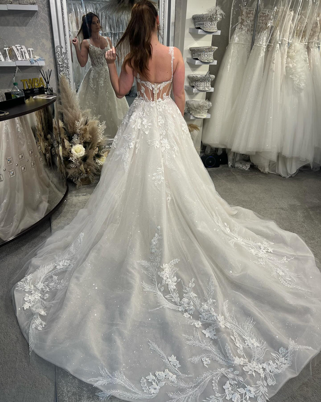 Abito da sposa bianco a linea ad A con spalline sottili e senza maniche in tulle con pizzo