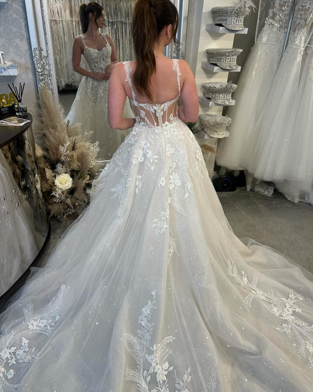 Abito da sposa bianco a linea ad A con spalline sottili e senza maniche in tulle con pizzo