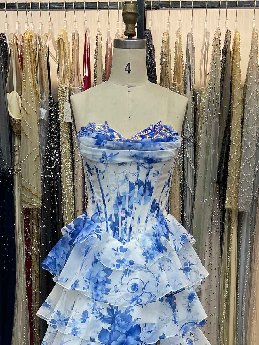 Vestido de baile dramático sem alças com folhos em camadas e corpete espartilho