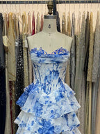Vestido de baile dramático sem alças com folhos em camadas e corpete espartilho