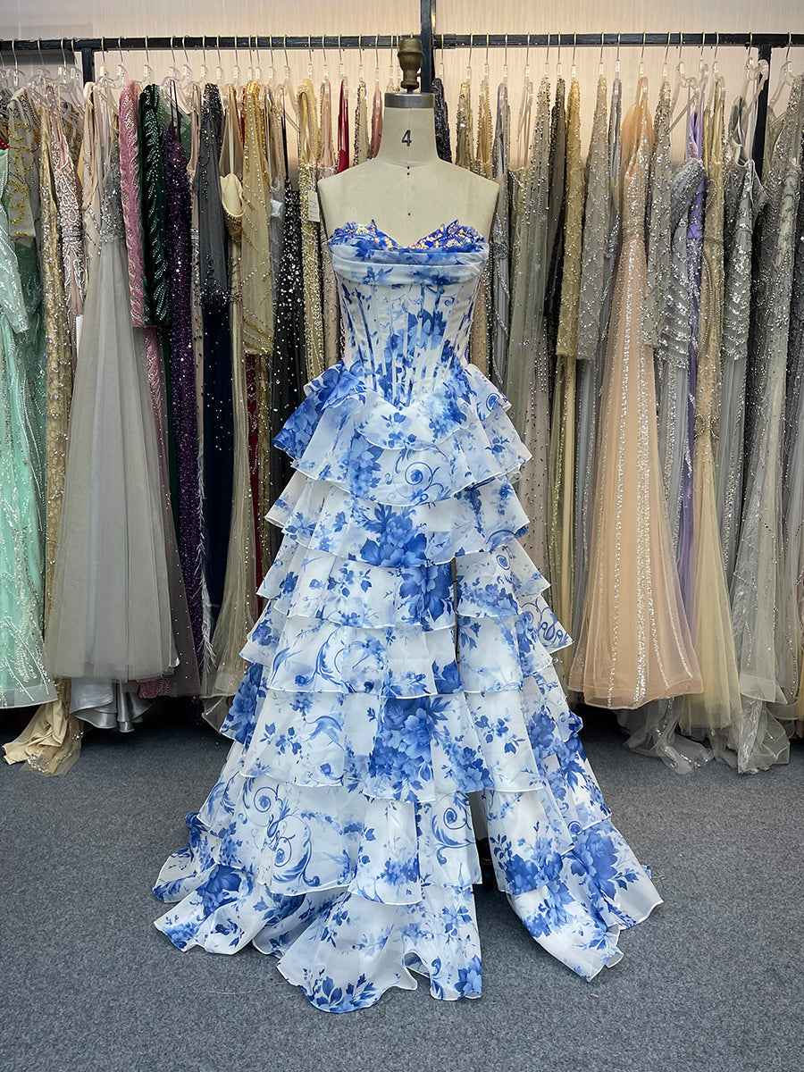 Vestido de baile dramático sem alças com folhos em camadas e corpete espartilho