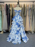 Vestido de baile dramático sem alças com folhos em camadas e corpete espartilho