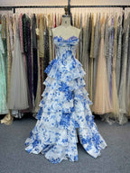 Vestido de baile dramático sem alças com folhos em camadas e corpete espartilho