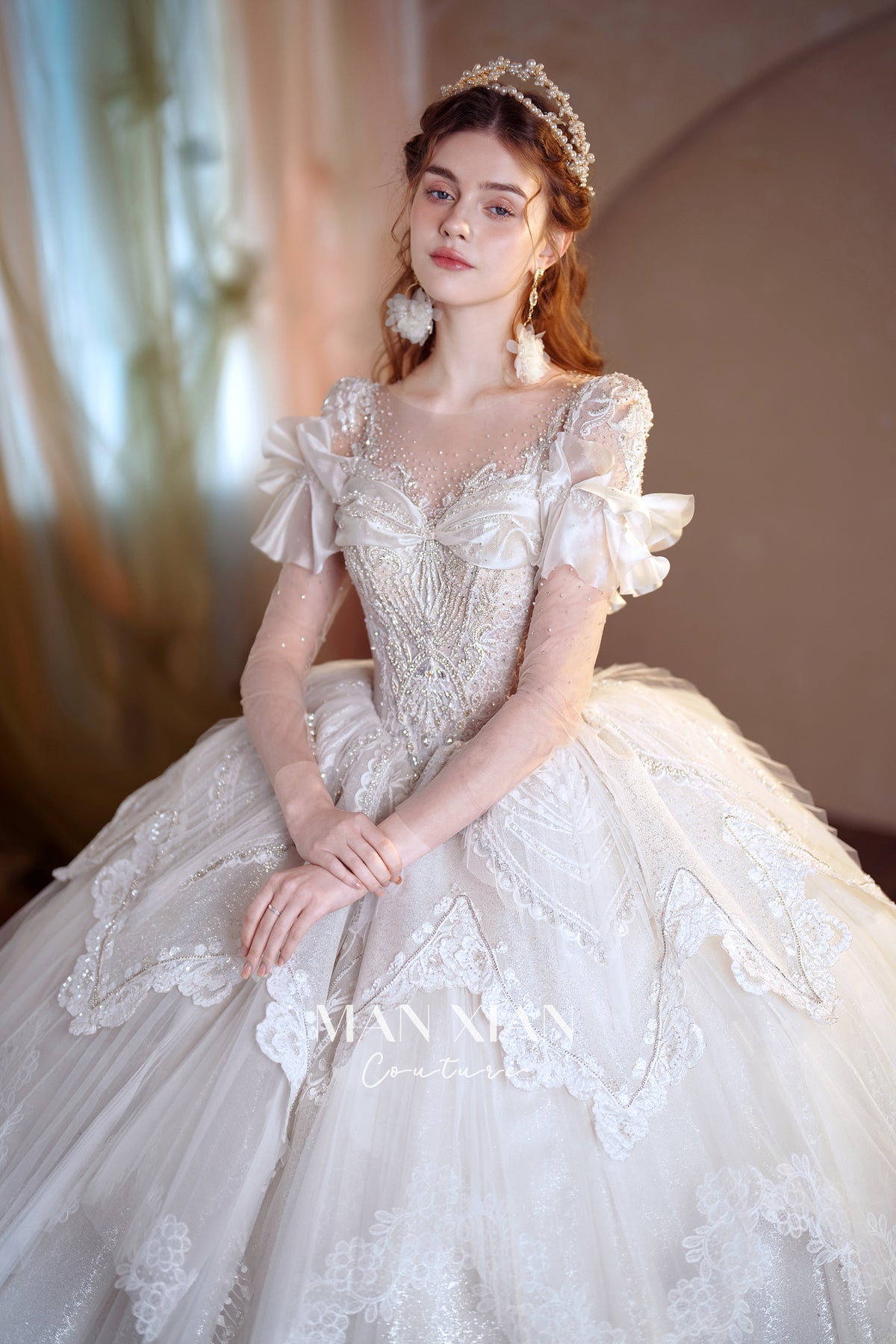Abito da sposa etereo con scollo a spalle scoperte, gonna a sfera, strascico a cattedrale e applicazioni di pizzo