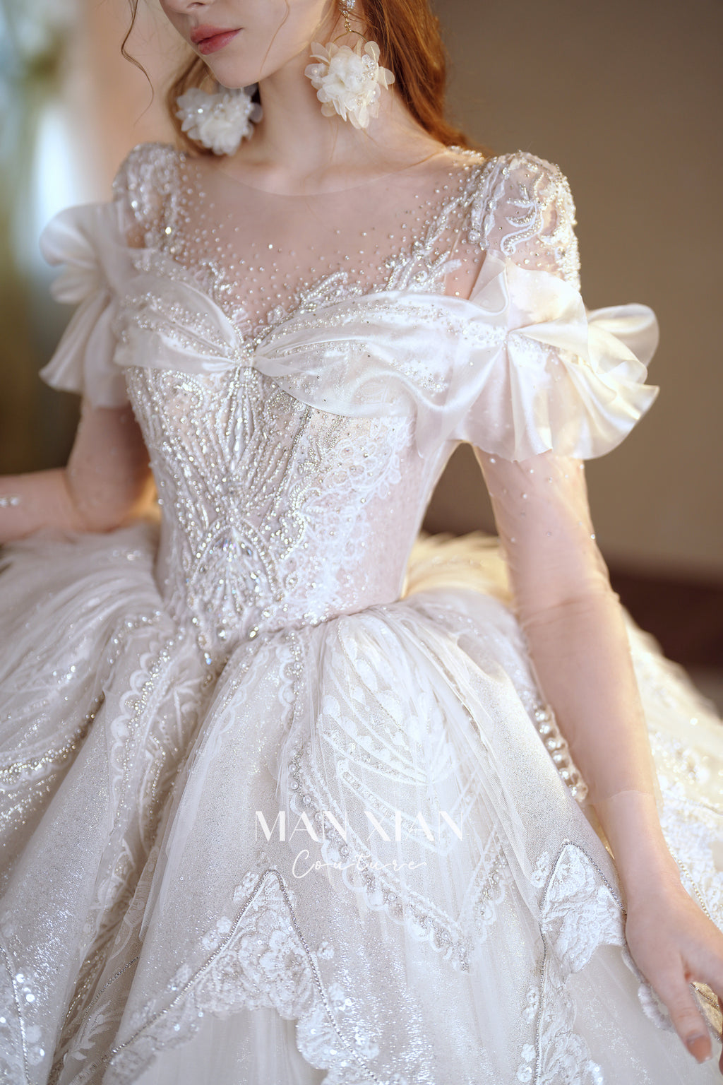 Abito da sposa etereo con scollo a spalle scoperte, gonna a sfera, strascico a cattedrale e applicazioni di pizzo
