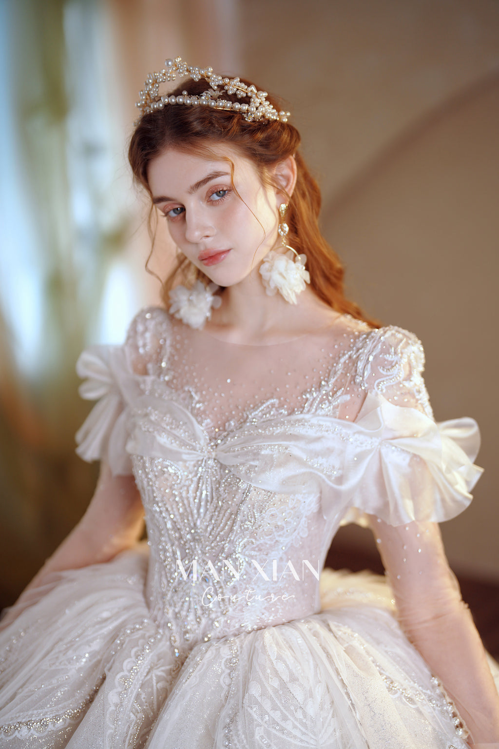 Abito da sposa etereo con scollo a spalle scoperte, gonna a sfera, strascico a cattedrale e applicazioni di pizzo