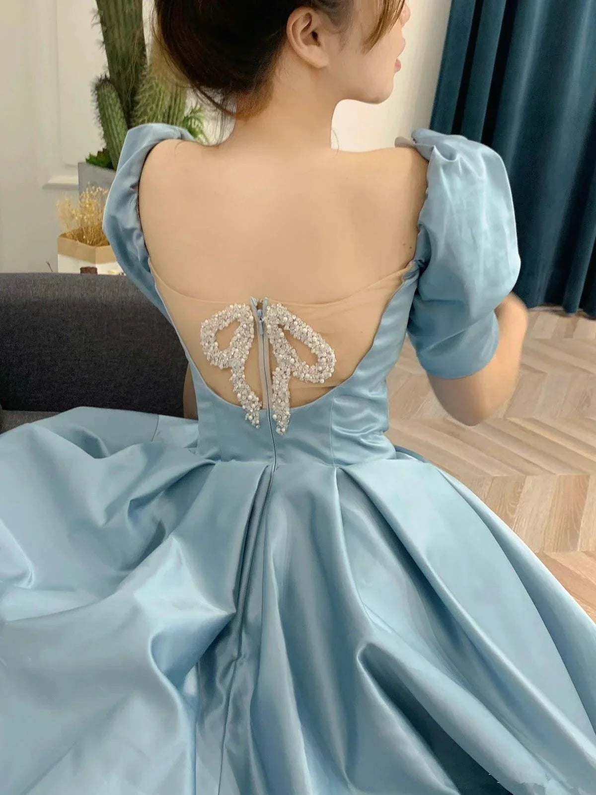 Vestido de Festa Longo em Cetim Corte em A Manga Curta Vestido de Noite Y4657