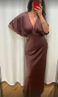 Vestido longo de cetim castanho com decote em V profundo para cerimónias Y8449