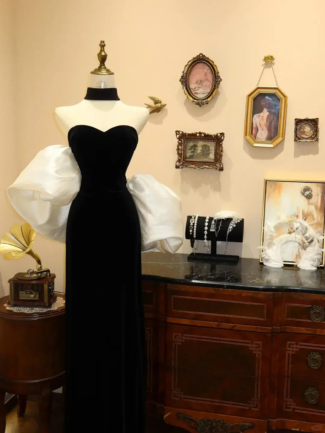 Vestido de Noite Elegante Preto e Branco com Ombros Descobertos e Cauda de Sereia Vestido de Baile Y8598