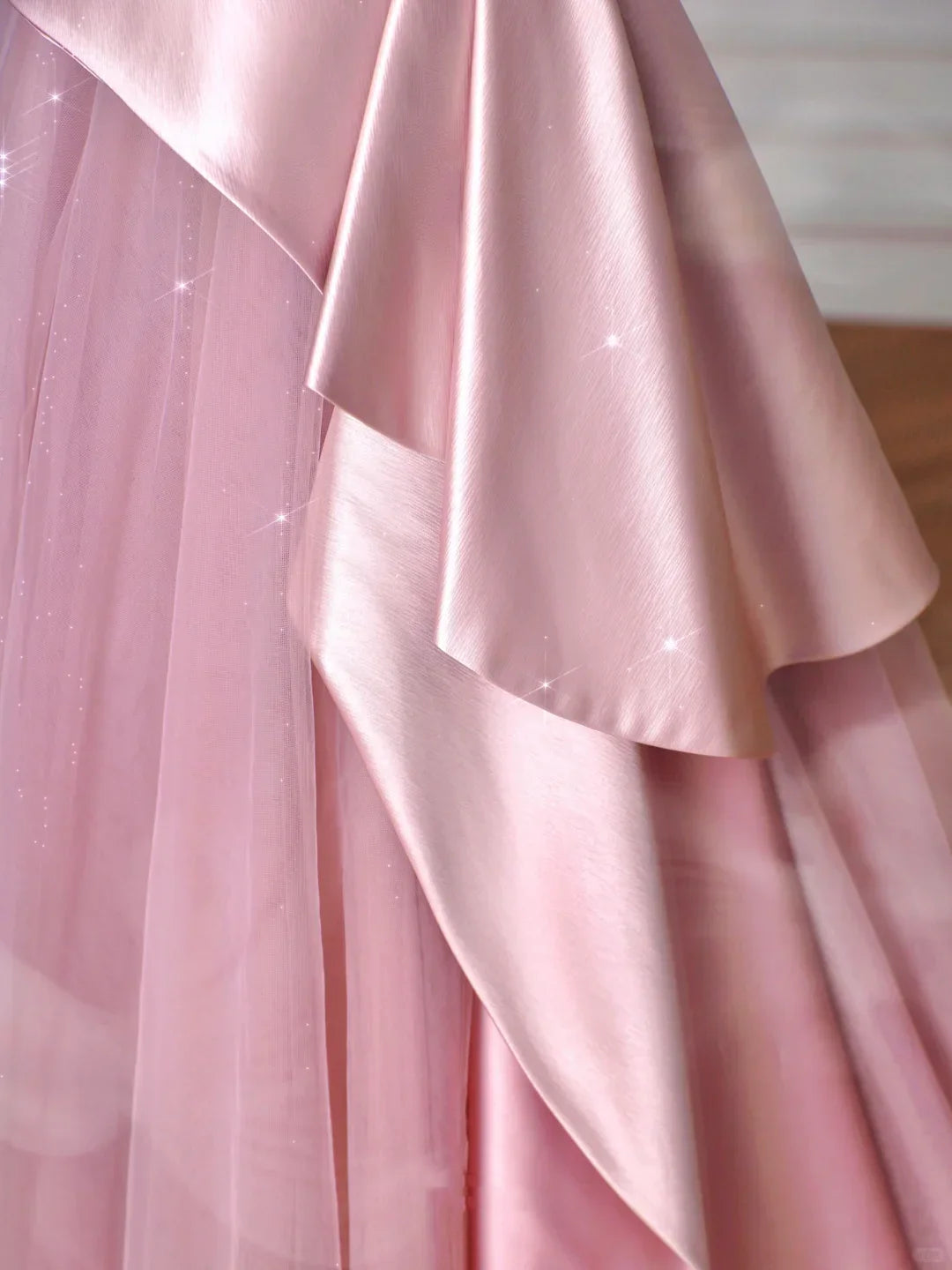 Vestido de Baile de Gala Sem Alças de Tule e Cetim com Penas Elegantes Cor-de-Rosa Linha A Y8629