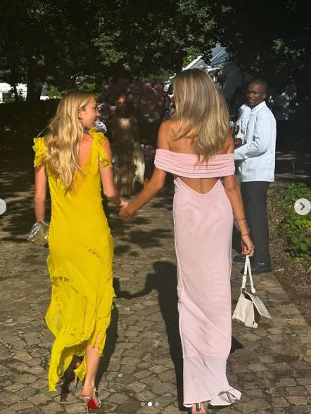 Vestido de Festa Elegante em Chiffon Rosa com Ombros Descobertos e Fenda Y8236