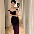 Vestido de Festa Longo Elegante em Veludo Roxo com Ombros Descobertos e Fenda Y8131