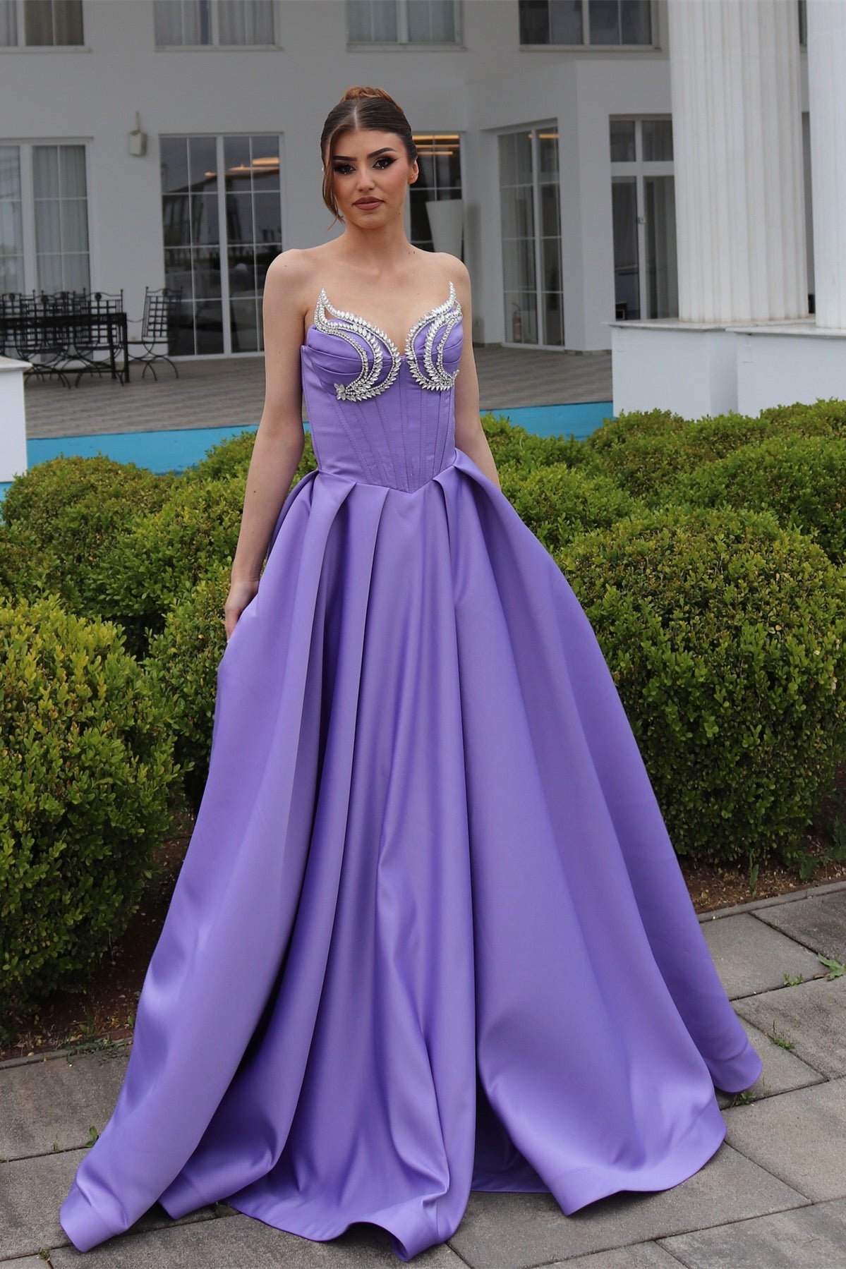 Robe de bal violette en satin, élégante, ligne A, sans manches, à décolleté cœur avec volants