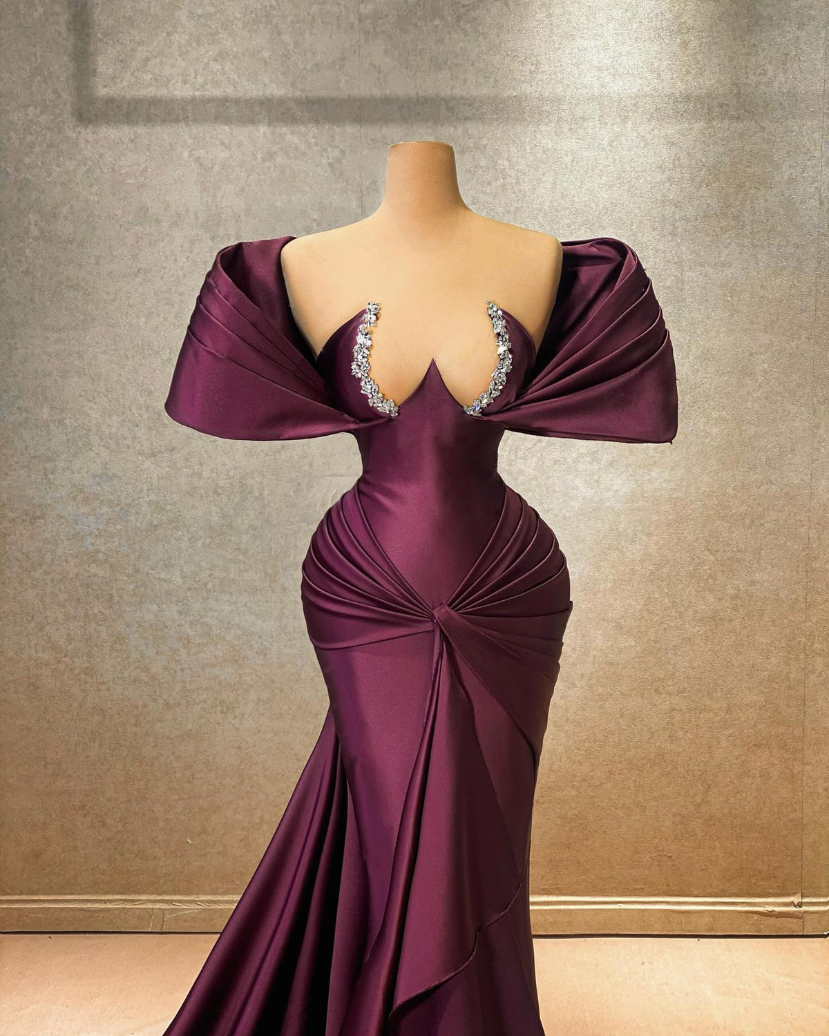 Robe de bal longue en satin élégante, ligne A, manches courtes à volant, décolletée épaules dénudées