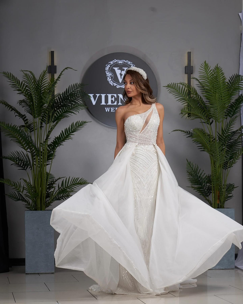 Vestido de Noiva Elegante em Linha A, com Um Ombro, Sem Mangas, Aplicações e Tule Mulher