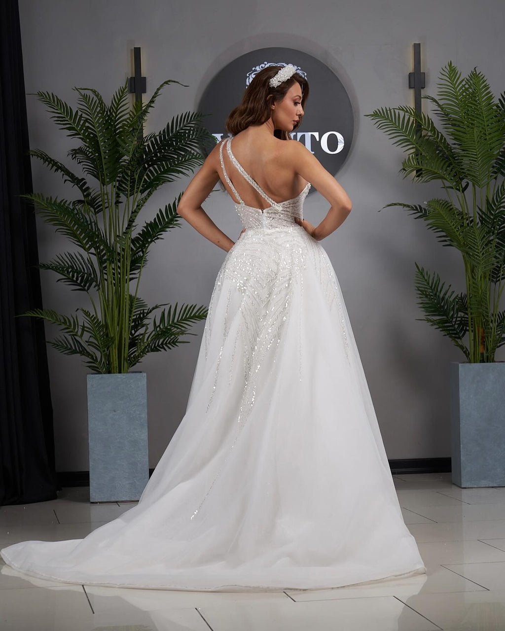 Vestido de Noiva Elegante em Linha A, com Um Ombro, Sem Mangas, Aplicações e Tule Mulher